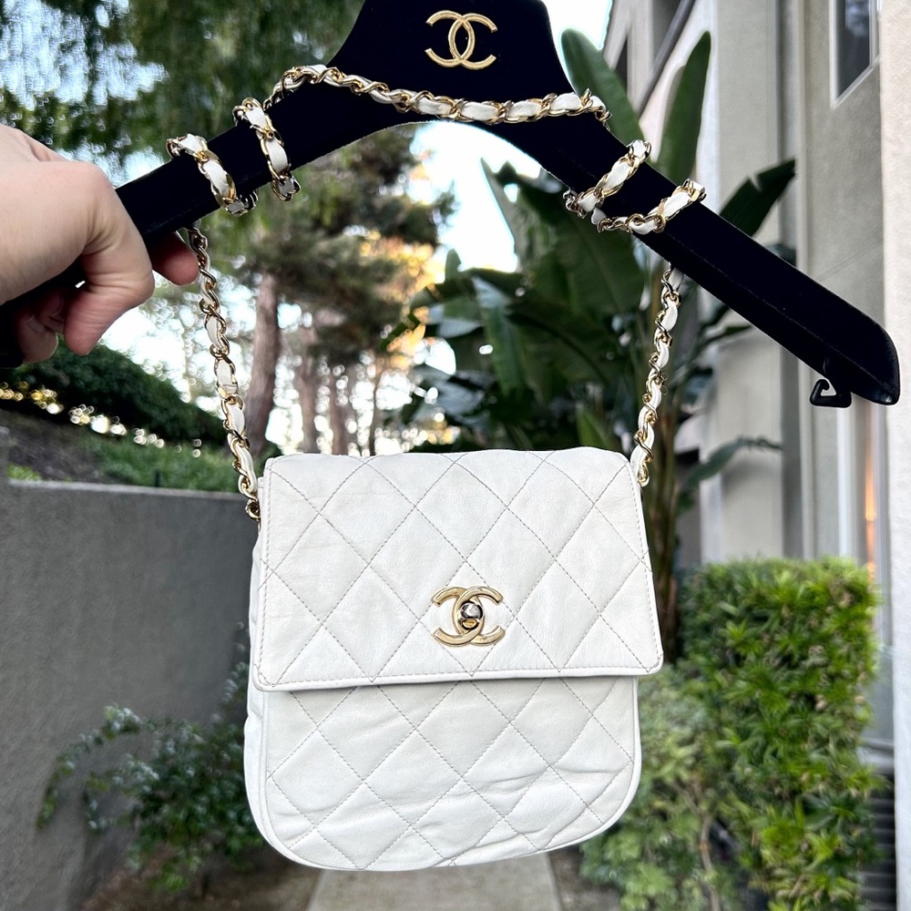CHANEL White Quilted Bag with Gold Chain